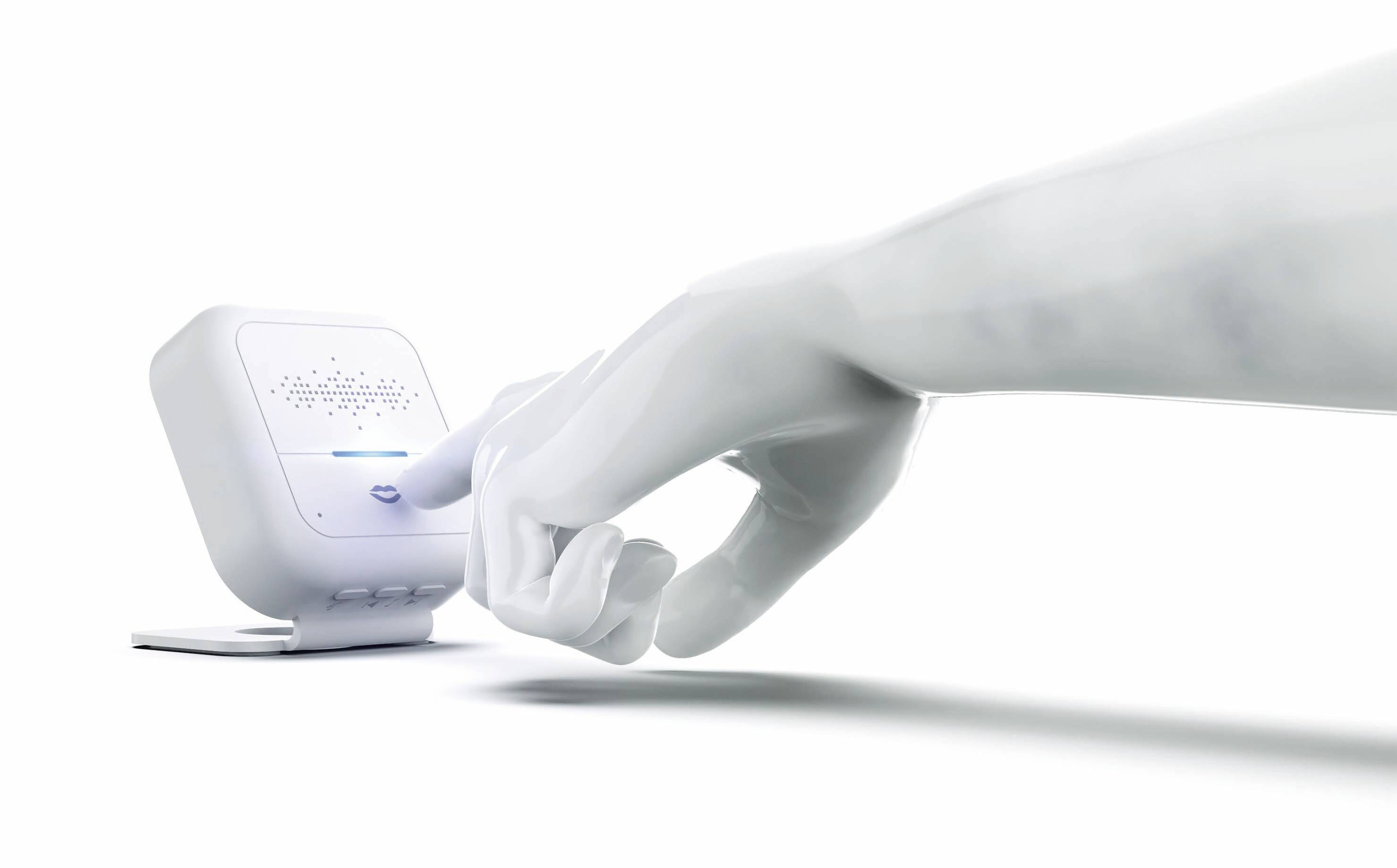 Une main robotique blanche touche un appareil rectangulaire moderne avec des touches et un affichage lumineux bleu. L'appareil symbolise l'interaction technologique.