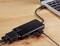 Hub 'Renkforce' avec plusieurs appareils connectés sur un bureau en bois, relié à un ordinateur portable.