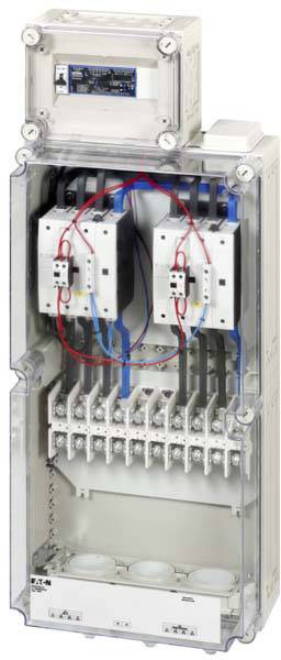 Armoire électrique avec plusieurs interrupteurs et câbles, montrant le câblage interne et les composants électriques à l'intérieur d'un boîtier.
