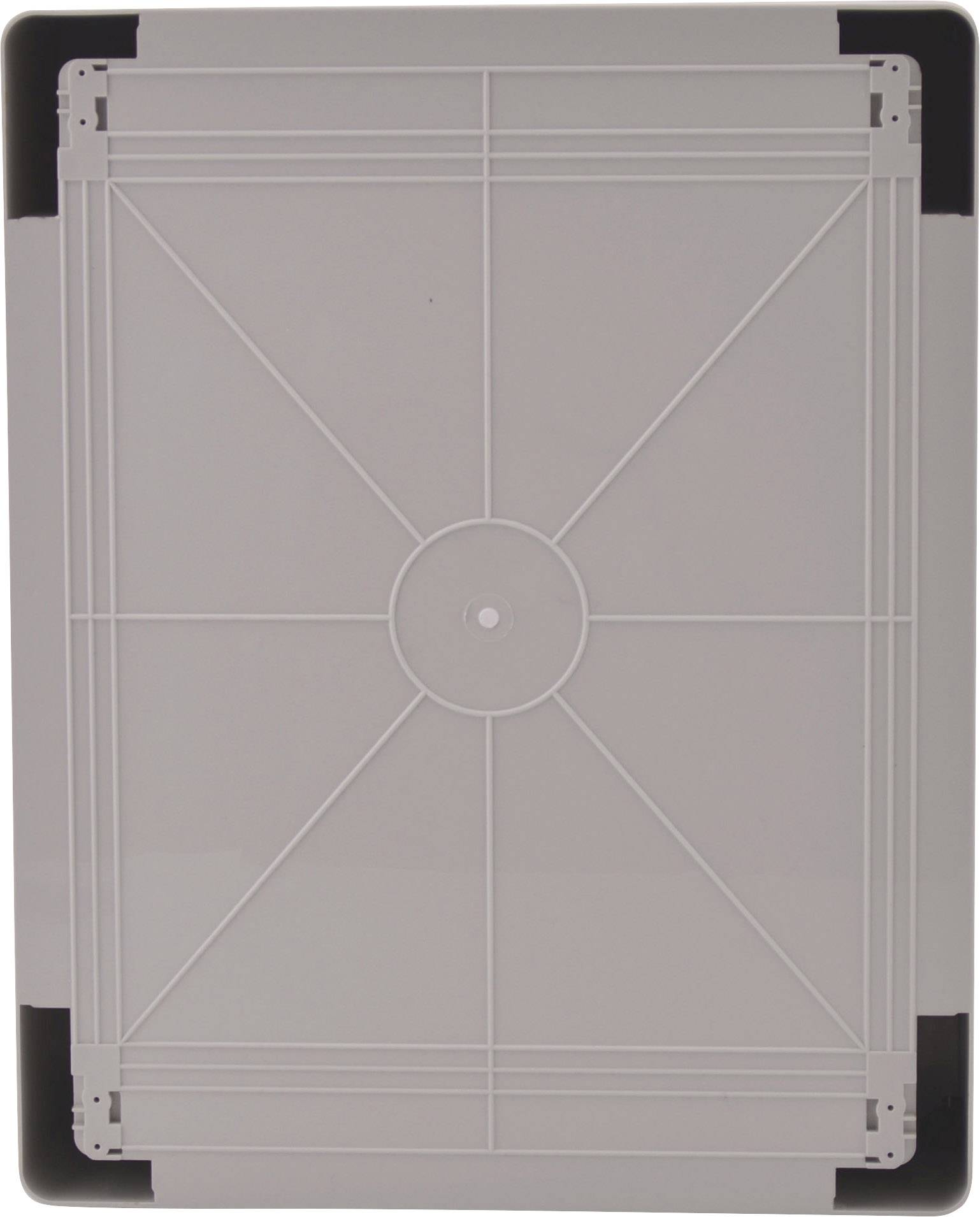 Un plateau rectangulaire en plastique gris avec des coins noirs. Il présente un motif géométrique au centre.