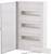 Armoire de distribution ouverte, blanche, avec trois rangées de rails vides et une porte transparente ; vis et barre de couverture à côté.