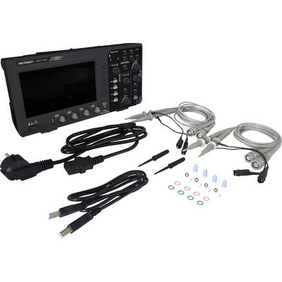 Un oscilloscope avec ses accessoires. On peut voir l'appareil principal avec plusieurs câbles de connexion, des sondes de test, un câble d'alimentation et des petits marqueurs colorés.