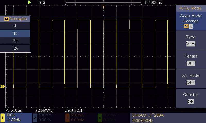 Une image d'oscilloscope montre un signal rectangulaire avec des phases hautes et basses régulières. Les valeurs sur le bord gauche sont des options de sélection pour les moyennes.