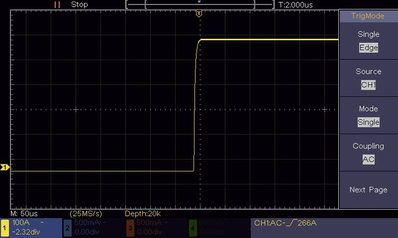 L'affichage de l'oscilloscope montre une courbe de tension jaune avec une montée rapide à 50 microsecondes. Mode de déclenchement : Unique.