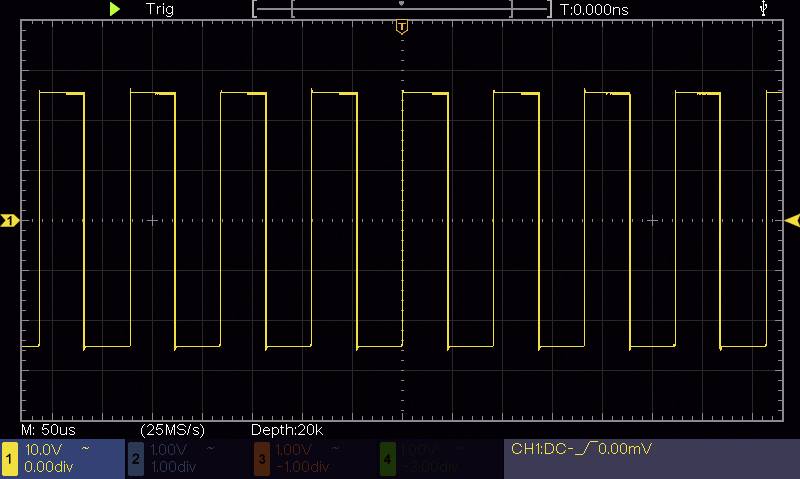 Image d'un écran d'oscilloscope avec une forme d'onde rectangulaire régulière à niveau constant. L'axe temporel indique 5 µs.