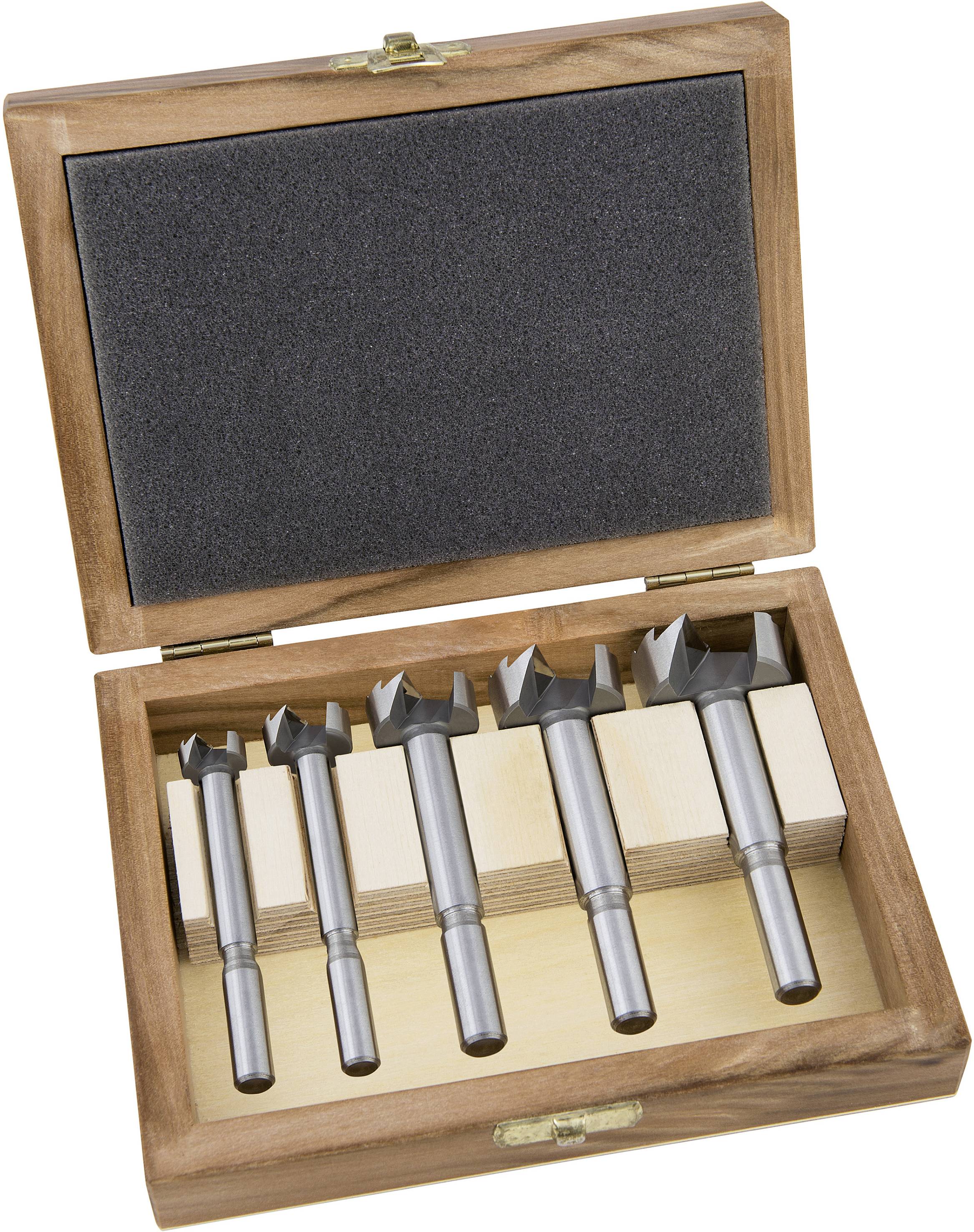 Un jeu de mèches de Forstner dans un coffret en bois ouvert contenant cinq mèches de différentes tailles. Idéal pour des travaux de précision sur le bois.