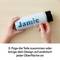 Une main tient une bouteille portant le nom bleu 'Jamie', tandis qu'une autre main y appose un film. Texte en bas : '3. Assemblez les pièces ou appliquez votre design sur presque toutes les surfaces'.