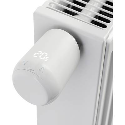 Un radiateur blanc avec un thermostat électronique affiche '20°'.