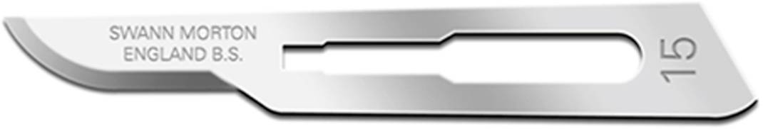 Lame de scalpel chirurgical portant l'inscription 'Swann Morton England B.S. 15', en métal brillant pour des incisions précises.