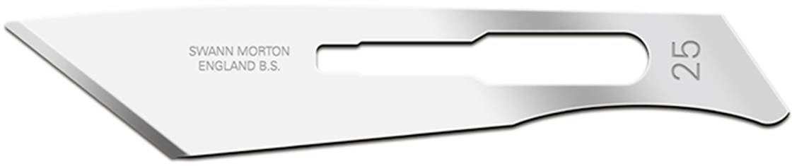 Une lame de scalpel portant l'inscription 'Swann Morton England B.S. 25', de couleur argentée, avec une pointe acérée et un bord droit, est posée horizontalement.