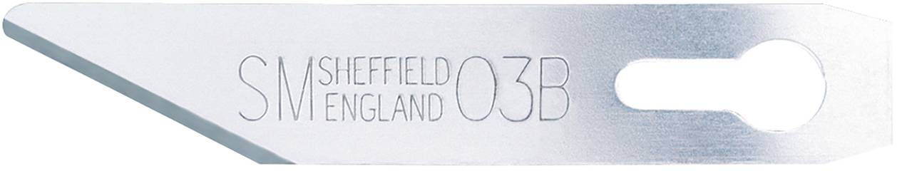Lame chirurgicale en métal, effilée, portant l'inscription 'S M SHEFFIELD ENGLAND 03B', avec une ouverture permettant de l'insérer dans un manche.