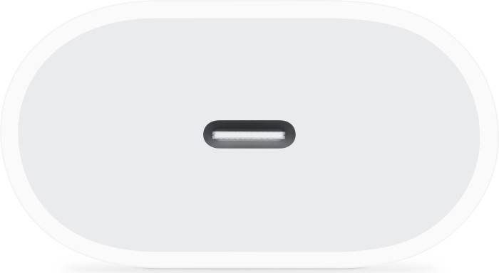 Gros plan sur le port USB-C d'un chargeur, rectangulaire avec des coins arrondis.