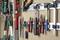 Des outils sont soigneusement suspendus à un support mural : des pinces, un marteau, un niveau à bulle, et des tournevis. Ils sont disposés à portée de main.