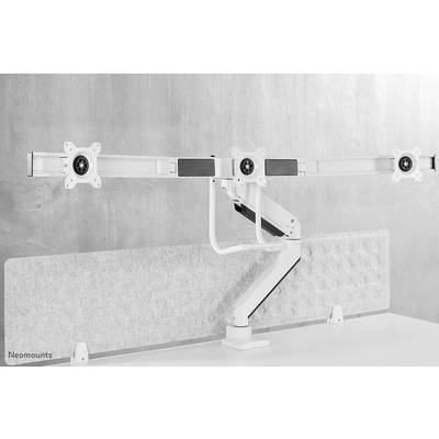 Support de moniteur triple au design moderne, adapté aux aménagements ergonomiques de poste de travail, monté sur un bureau.