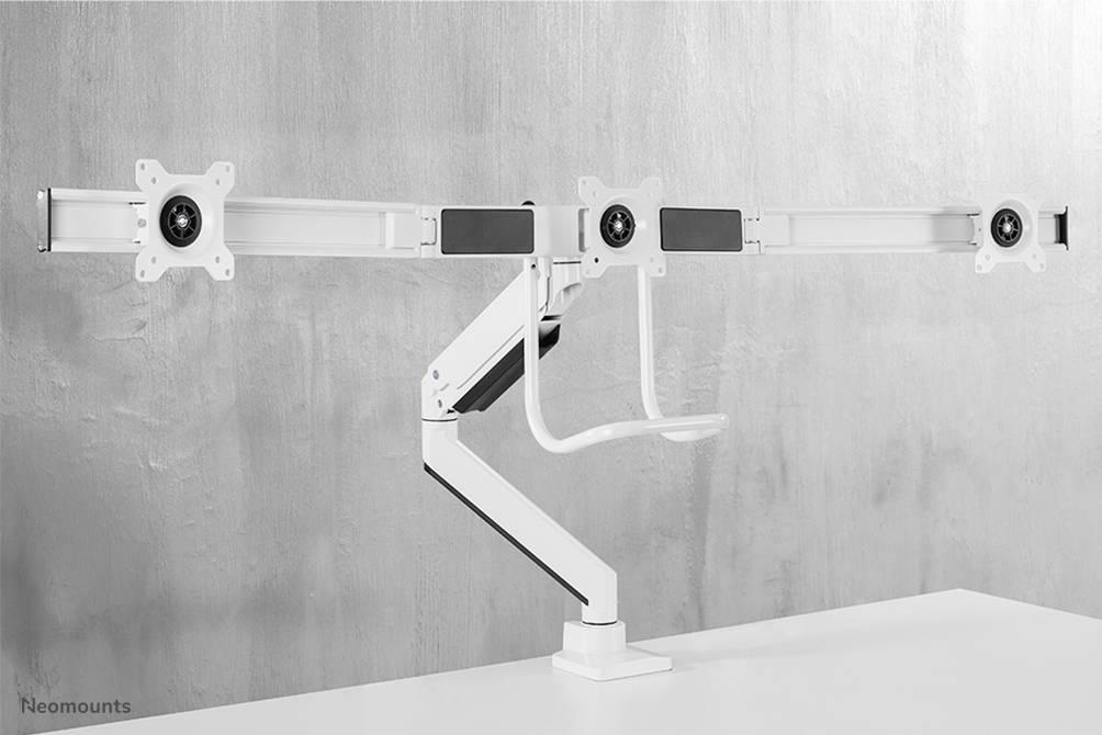 Support de moniteur à trois bras fixé sur un bureau, adapté à plusieurs écrans. Couleur blanche, design minimaliste.
