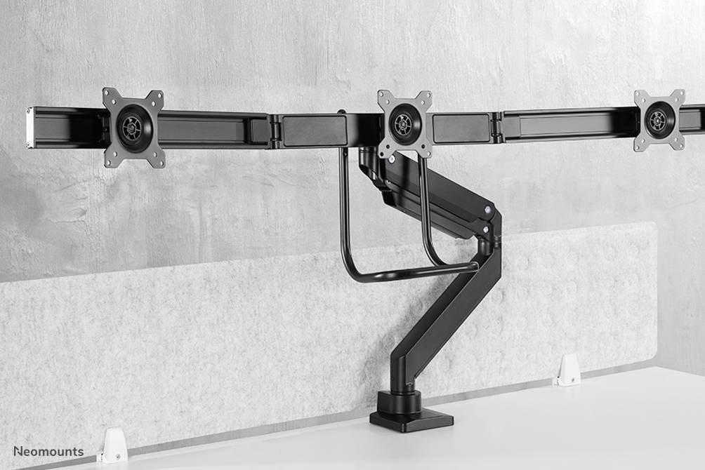 Support de moniteur à trois bras, adapté pour plusieurs écrans, fixé à un bureau.