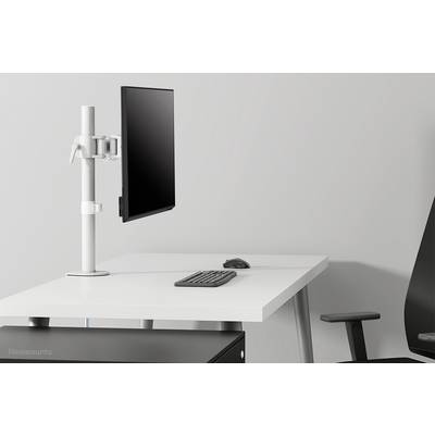 Un bureau vide avec un bureau blanc, un support de moniteur, un écran, un clavier et une souris. Une chaise de bureau noire est placée à côté.