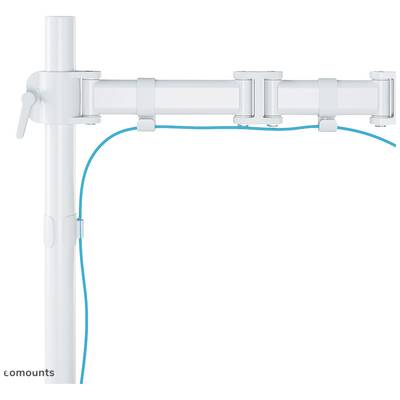 Un bras de moniteur blanc et réglable fixé à un support vertical, avec un câble bleu qui court le long du support.