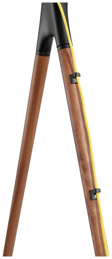 Trépied avec pieds en bois et câble jaune.