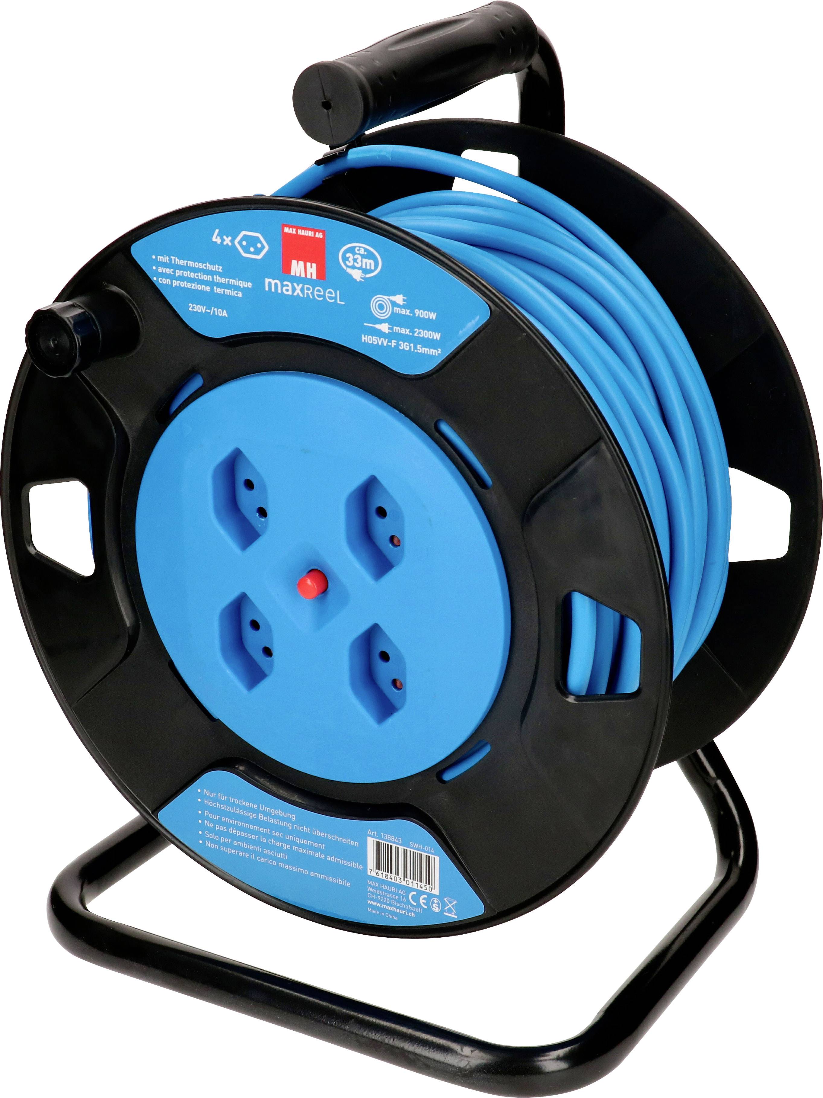 Un enrouleur de câble bleu avec quatre prises, installé sur un support noir, adapté aux utilisations intérieure et extérieure.