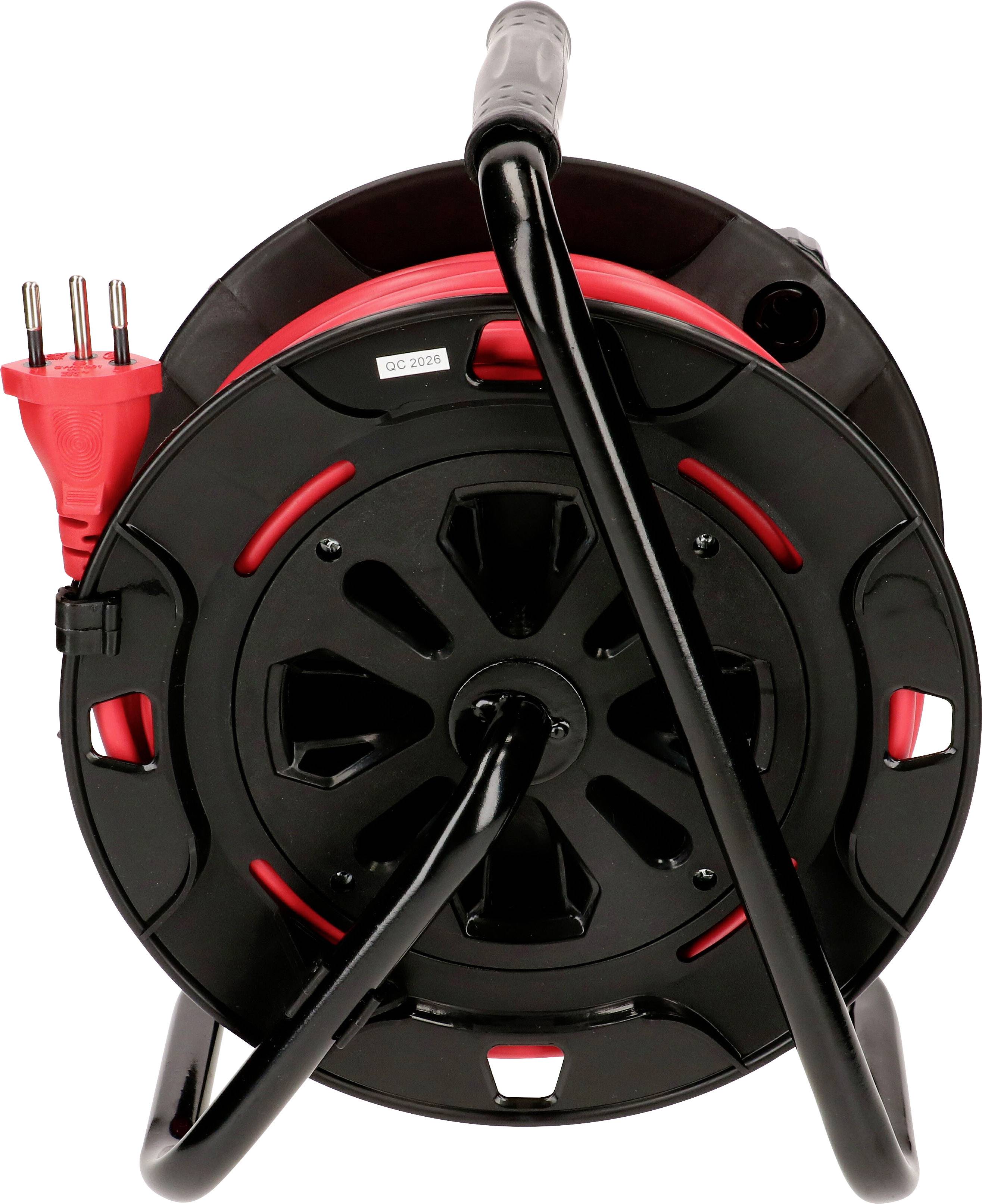 Un câble de rallonge noir avec une fiche rouge est enroulé sur un enrouleur de câble.