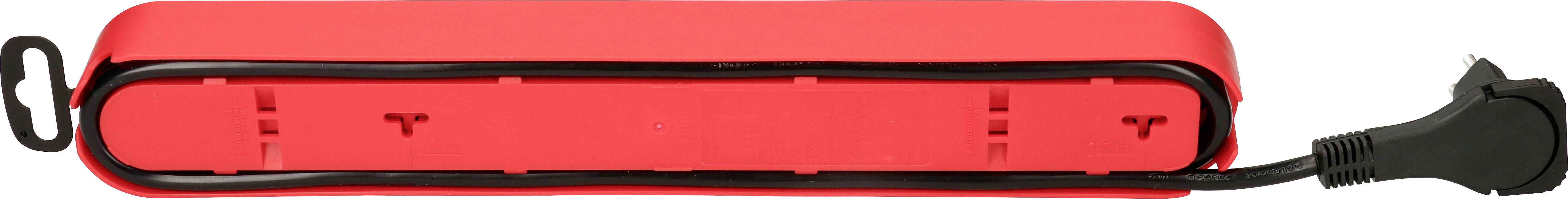 Une multiprise rouge et allongée avec plusieurs prises, à laquelle est connecté un câble d'alimentation noir.