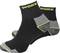 Deux paires de chaussettes de travail noires avec des accents gris et jaunes. Inscription 'WORK' en jaune sur l'élastique. Adaptées aux vêtements de travail.