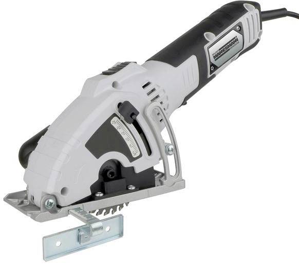 Scie circulaire électrique portable en noir et blanc, vue en angle depuis le côté. Adaptée pour des coupes précises dans différents matériaux.