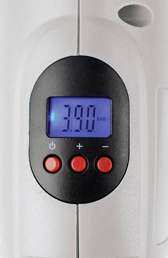 Gros plan d'un manomètre numérique avec un affichage rétroéclairé bleu indiquant '3,90 BAR'. Trois boutons rouges sont situés en dessous.