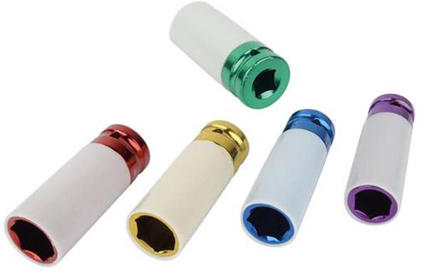 Cinq écrous à ergots avec des bagues de couleurs différentes : rouge, vert, jaune, bleu et violet. Ils sont de tailles différentes.