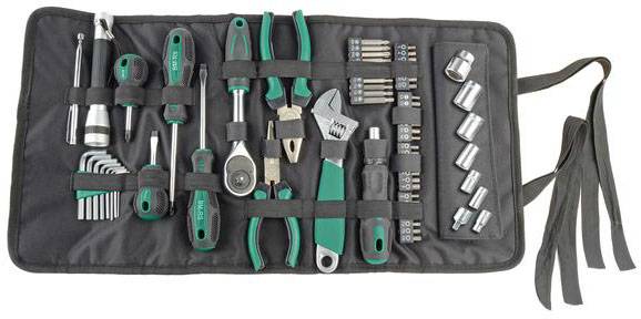 Un ensemble d'outils ouvert dans un sac noir, composé de tournevis, d'une pince, d'une clé à molette et d'embouts de clés à cliquet.