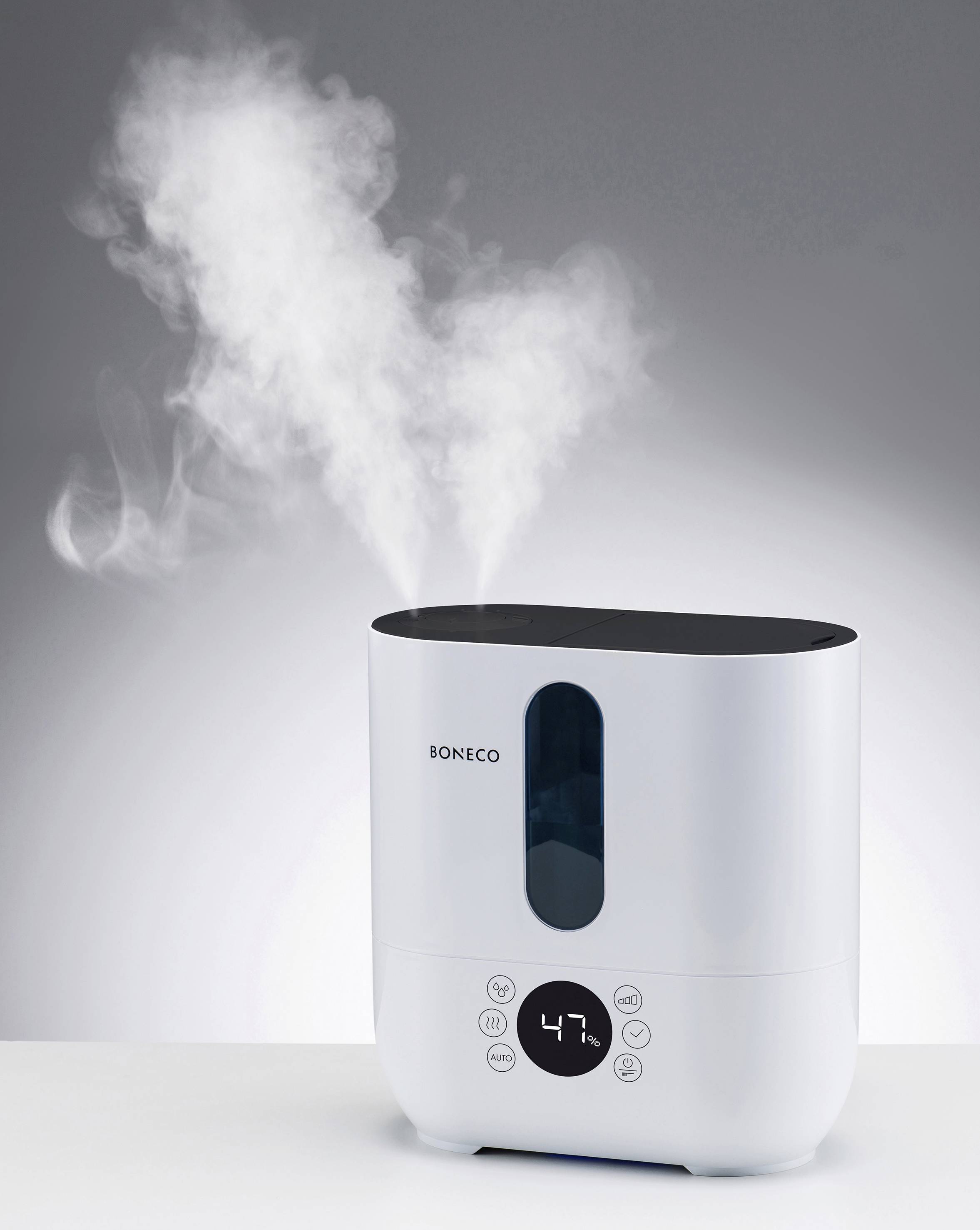 Humidificateur d'air affichant '47%' sur un écran numérique, émettant de la vapeur, sur un fond clair.