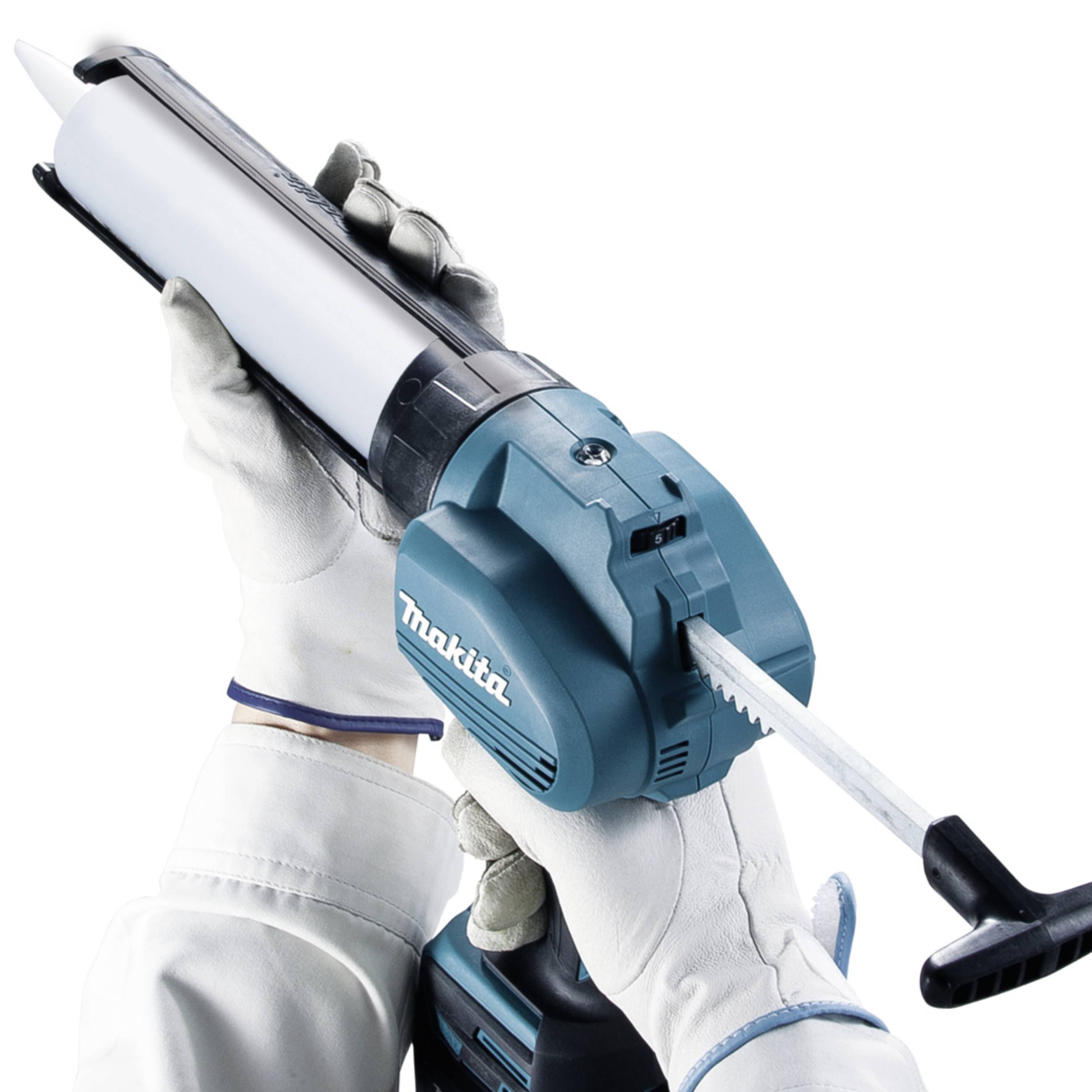 Une personne portant des gants blancs tient un pistolet à silicone bleu, prête à appliquer du mastic, sur un fond blanc.
