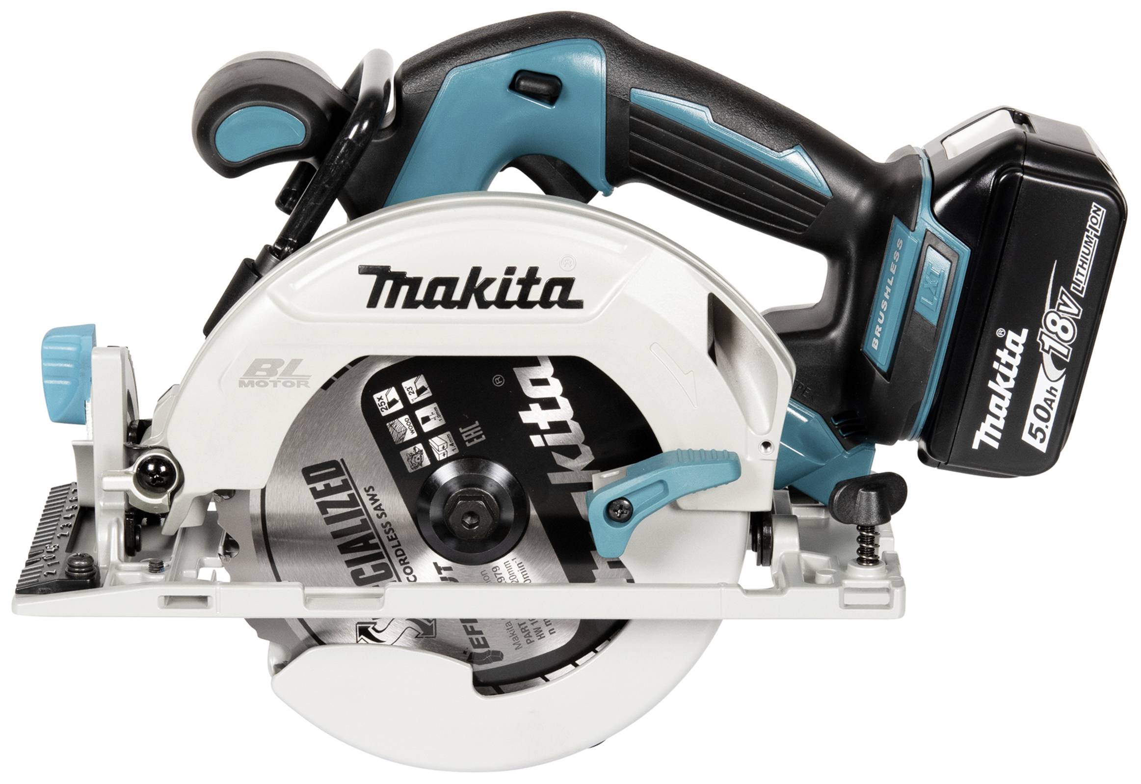 Une scie circulaire sans fil avec une poignée bleu-noir et une lame de scie argentée. La marque 'Makita' est visible sur le boîtier.