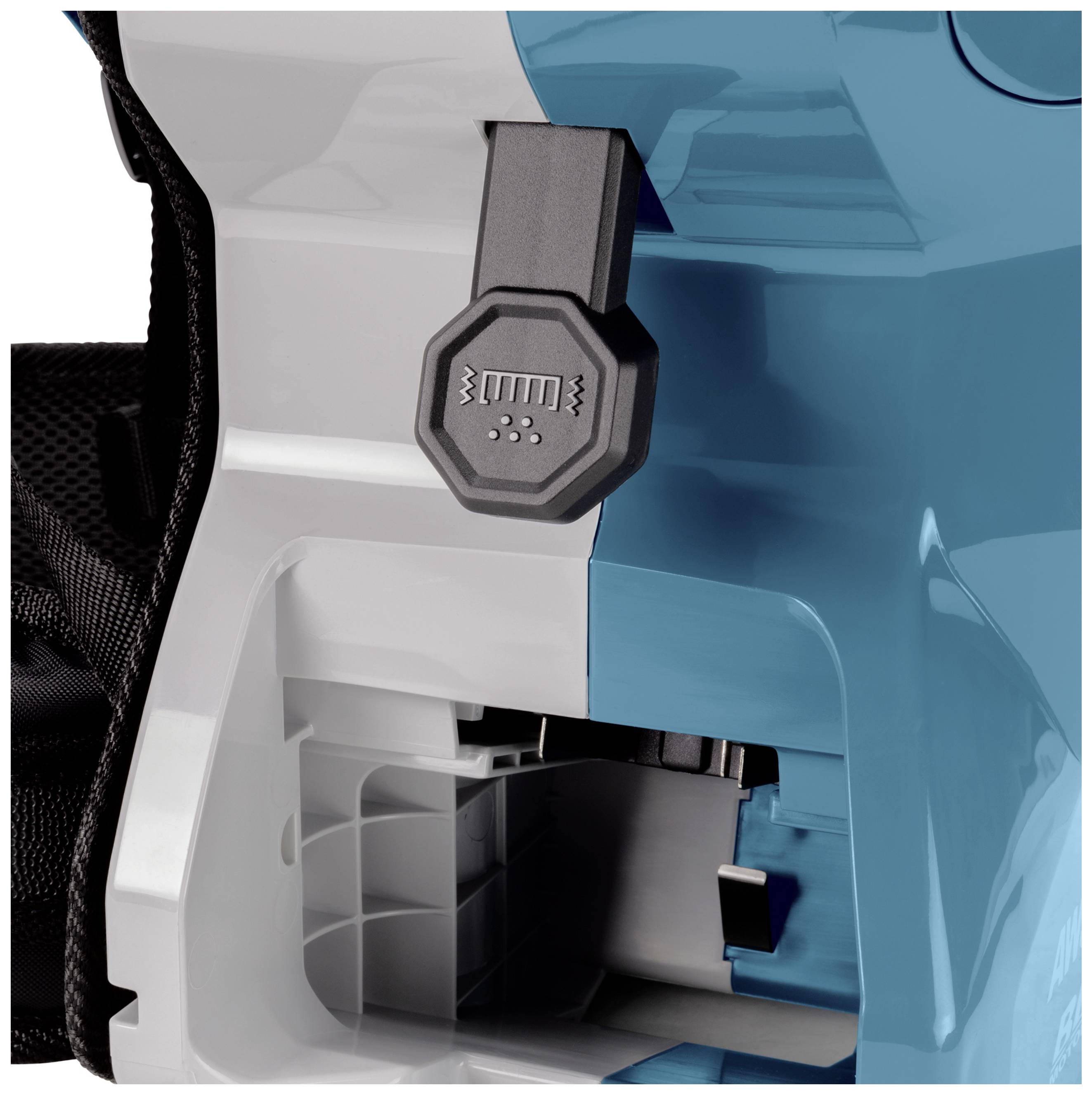 Gros plan d'une machine électrique avec un interrupteur noir et un compartiment vide, prêt pour le changement de piles.