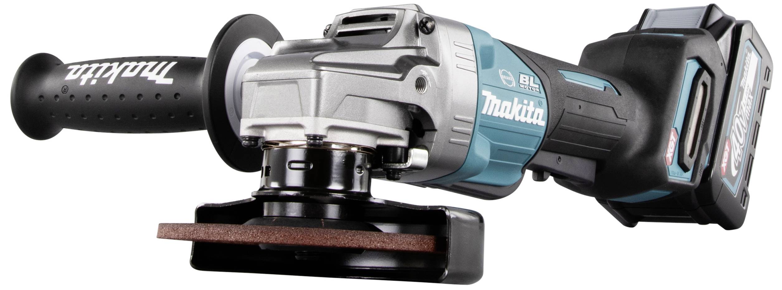 Un meuleuse d'angle sans fil en gros plan avec un boîtier bleu et noir et le logo Makita sur la poignée et le boîtier.