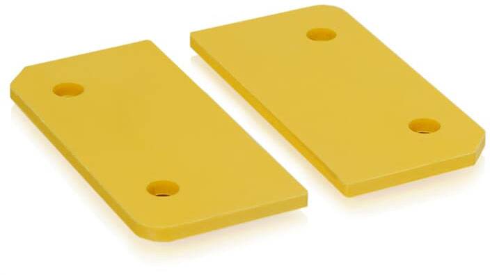 Deux plaques rectangulaires jaunes en plastique, chacune percée de deux trous, posées à plat et légèrement décalées l'une par rapport à l'autre.