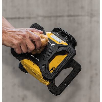 Une personne nettoie un laser d'outils jaune et noir avec un chiffon. Le laser est tenu négligemment dans la main.