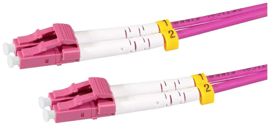 Deux câbles à fibre optique roses avec des connecteurs marqués et des numérotations jaunes '1' et '2' pour l'identification des connexions.