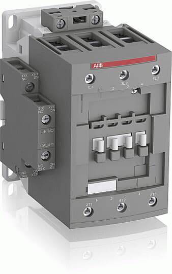 Contacteur électrique en gros plan avec plusieurs bornes et logo du fabricant visible, utilisé pour commander des circuits électriques.