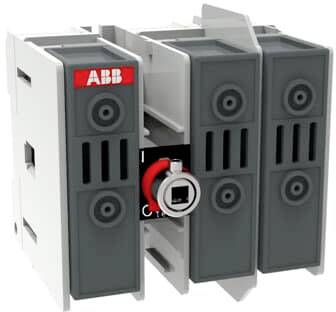 Un disjoncteur tripolaire gris ABB avec un levier de commande rouge au centre, installé dans un boîtier blanc.