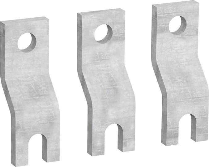 Trois équerres métalliques identiques avec un trou en haut et une encoche en U en bas. Elles semblent être fabriquées en matériau gris.