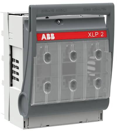 Interrupteur électrique de la marque ABB, modèle XLP 2, avec un couvercle gris et une étiquette de marque rouge en haut. Vue de face ouverte.