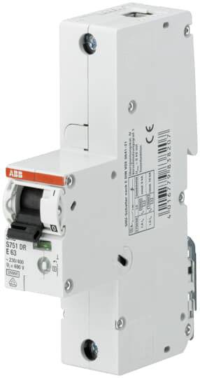 Un disjoncteur unipolaire ABB, modèle S751 DR, E 63. Appareil avec marquage CE et spécifications techniques sur le côté.