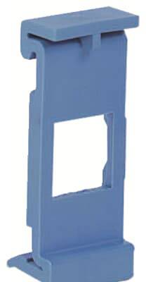 Pièce en plastique bleue rectangulaire avec une découpe rectangulaire au centre, probablement un support ou un adaptateur.
