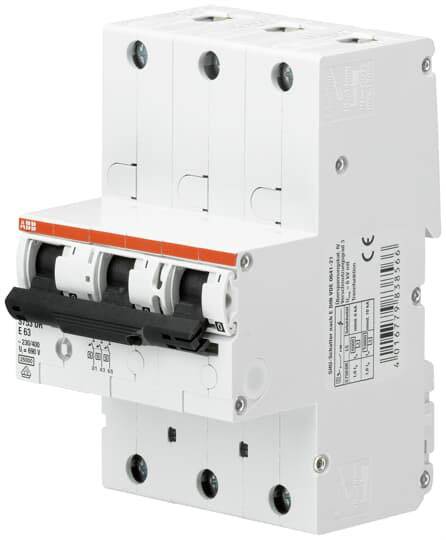 Un interrupteur de protection tripolaire avec levier de commande et spécifications techniques sur le côté. Utilisé pour interrompre le circuit électrique.