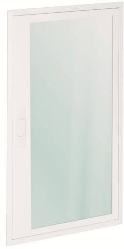 Une fenêtre simple en verre avec un cadre blanc, fermée.