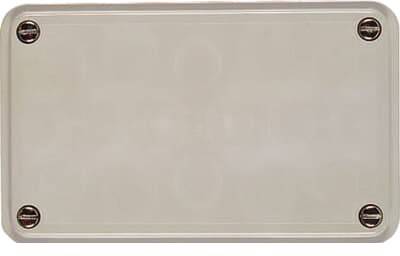 Un bouclier rectangulaire en métal blanc aux coins arrondis, monté avec quatre vis aux angles.