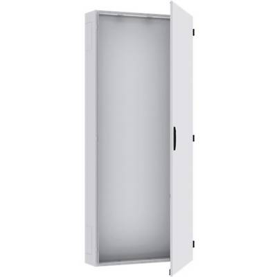 Un placard ouvert, vide, blanc avec une poignée noire, une porte légèrement entrouverte sur un côté.