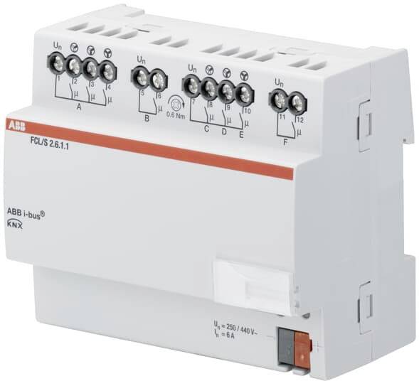 Un module de commutation KNX blanc avec plusieurs bornes de connexion en haut et un fusible rouge en bas à droite. Le nom de marque 'ABB' est visible.